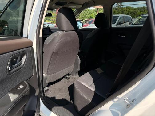 Pearl White Tricoat 2023 Nissan Rogue SV