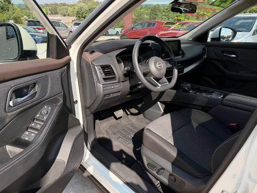 Pearl White Tricoat 2023 Nissan Rogue SV