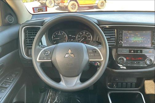 Labrador Black Metallic 2019 Mitsubishi Outlander ES