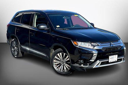 Labrador Black Metallic 2019 Mitsubishi Outlander ES