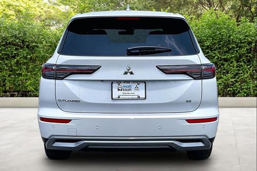 White Diamond 2026 Mitsubishi Outlander SE