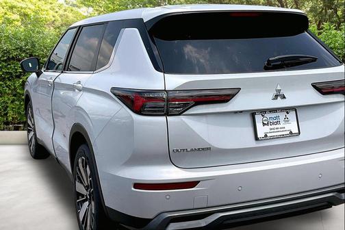 White Diamond 2026 Mitsubishi Outlander SE