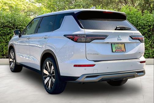 White Diamond 2026 Mitsubishi Outlander SE