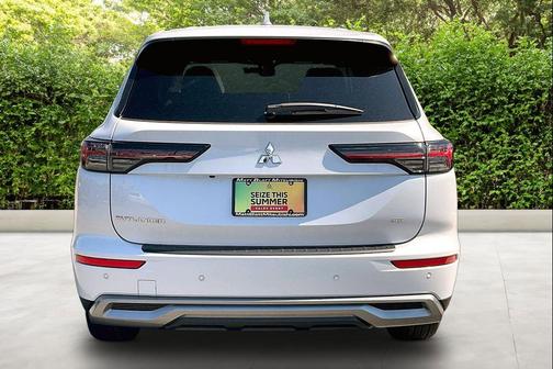 White Diamond 2026 Mitsubishi Outlander SE