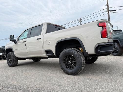 White Sands 2026 Chevrolet Silverado 2500 Crew Cab, Standard Bed, XR2, 4WD
