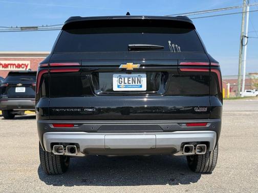 Mosaic Black Metallic 2026 Chevrolet Traverse LT