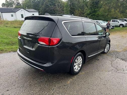 Brilliant Black Crystal Pearlcoat 2018 Chrysler Pacifica Touring-L