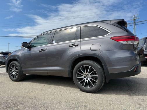 Predawn Gray Mica 2017 Toyota Highlander SE