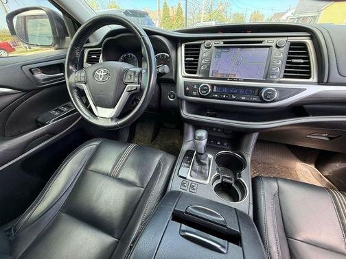 Predawn Gray Mica 2017 Toyota Highlander SE