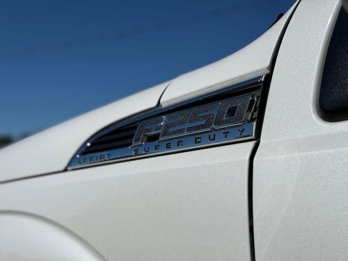 White Platinum Clearcoat Metallic 2015 Ford F-250 Lariat