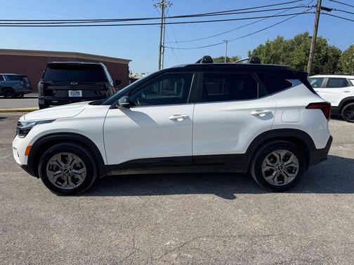 Clear White/Black Roof 2024 Kia Seltos S