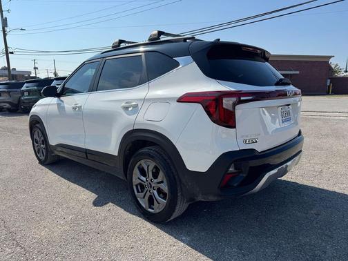 Clear White/Black Roof 2024 Kia Seltos S