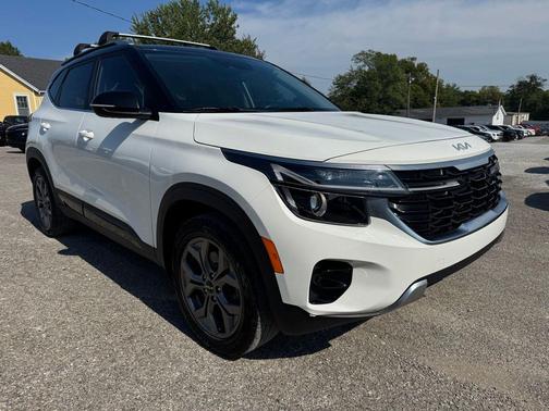 Clear White/Black Roof 2024 Kia Seltos S