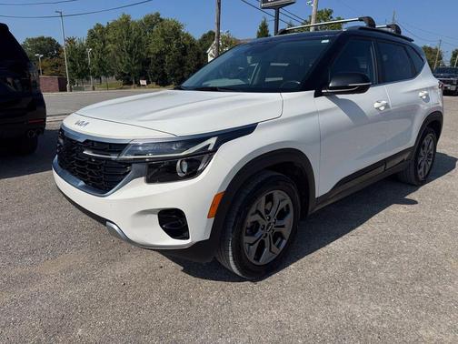 Clear White/Black Roof 2024 Kia Seltos S