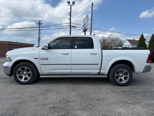 Bright White Clearcoat 2018 RAM 1500 Laramie