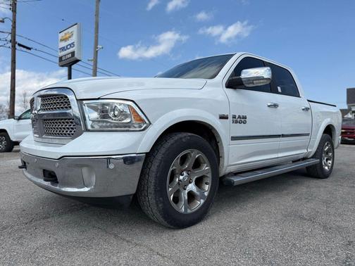 Bright White Clearcoat 2018 RAM 1500 Laramie