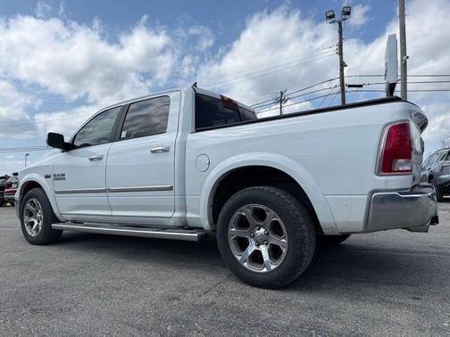 Bright White Clearcoat 2018 RAM 1500 Laramie