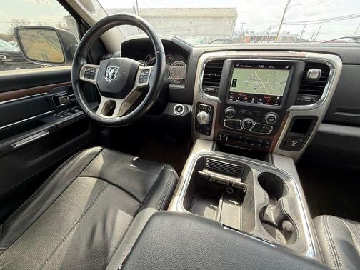 Bright White Clearcoat 2018 RAM 1500 Laramie