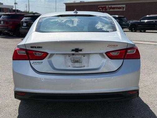 Silver Ice Metallic 2018 Chevrolet Malibu LT