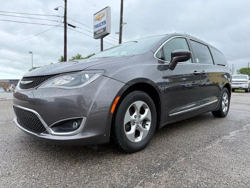 Granite Crystal Metallic Clearcoat 2017 Chrysler Pacifica Touring-L