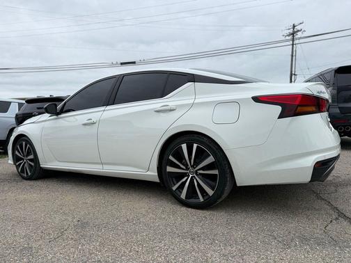 Glacier White 2022 Nissan Altima SR FWD