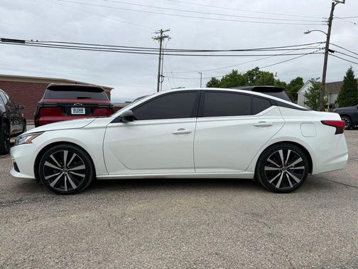 Glacier White 2022 Nissan Altima SR FWD