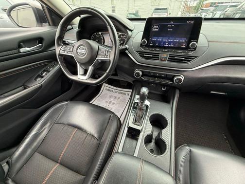 Glacier White 2022 Nissan Altima SR FWD