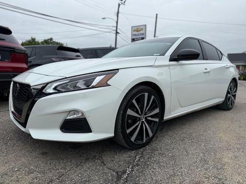 Glacier White 2022 Nissan Altima SR FWD