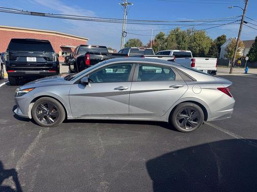 Shimmering Silver Pearl 2022 Hyundai ELANTRA SEL
