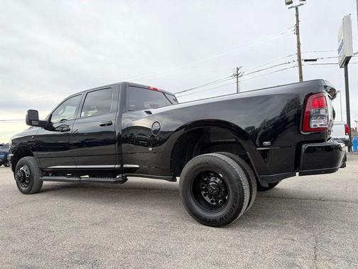 Diamond Black Crystal Pearlcoat 2024 RAM 3500 Big Horn Crew Cab 4x4 8' Box