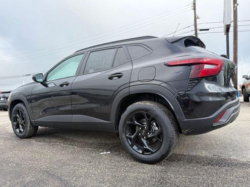 Mosaic Black Metallic 2026 Chevrolet Trax LT