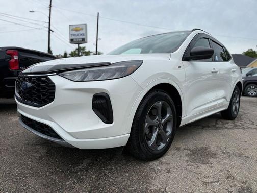 Star White Metallic Tri-Coat 2024 Ford Escape ST-Line