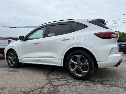 Star White Metallic Tri-Coat 2024 Ford Escape ST-Line
