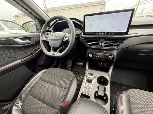 Star White Metallic Tri-Coat 2024 Ford Escape ST-Line