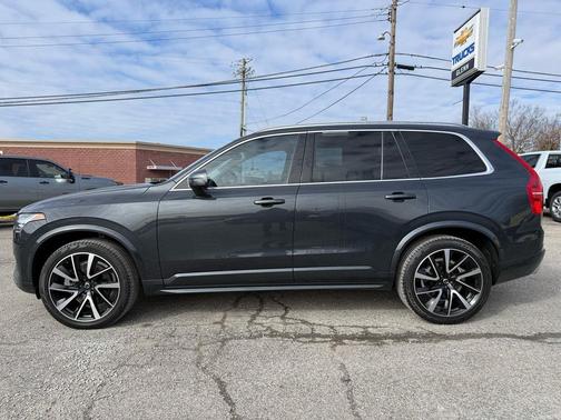 2021 Volvo XC90 T6 Momentum