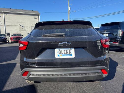 Mosaic Black Metallic 2026 Chevrolet Trax LT