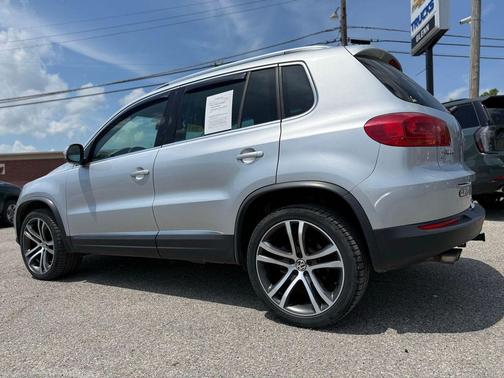 Reflex Silver Metallic 2017 Volkswagen Tiguan 2.0T SEL