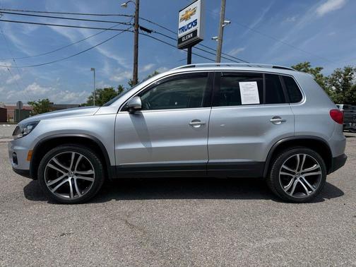 Reflex Silver Metallic 2017 Volkswagen Tiguan 2.0T SEL