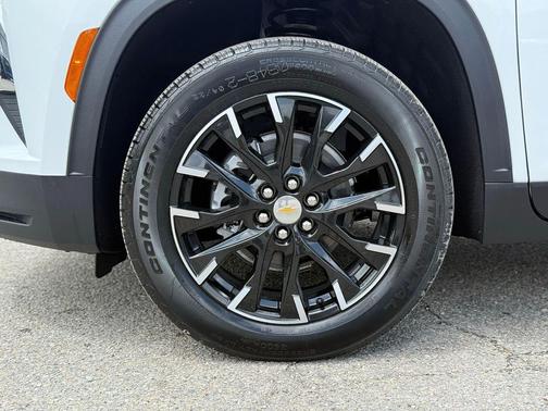 Summit White 2026 Chevrolet Traverse LT