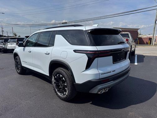 Polar White Tricoat 2027 Chevrolet Traverse AWD Z71