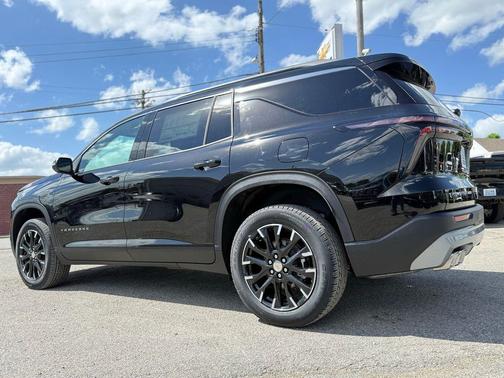 Mosaic Black Metallic 2026 Chevrolet Traverse LT