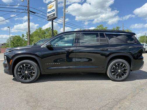 Mosaic Black Metallic 2026 Chevrolet Traverse LT