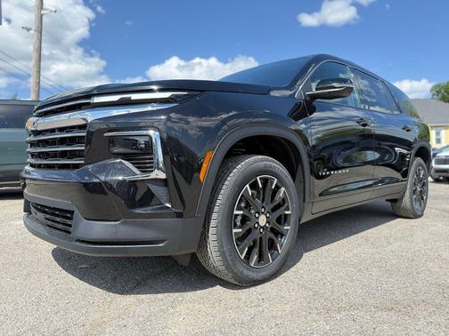 Mosaic Black Metallic 2026 Chevrolet Traverse LT