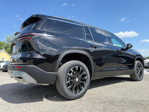 Mosaic Black Metallic 2026 Chevrolet Traverse LT