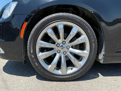 Gloss Black 2020 Chrysler 300 Limited