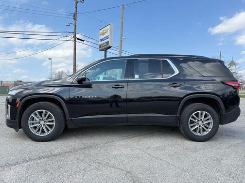 Mosaic Black Metallic 2022 Chevrolet Traverse LT Cloth