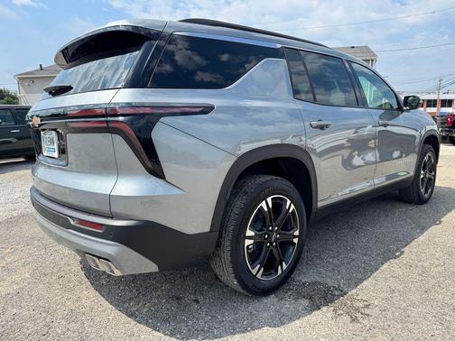 Sterling Gray Metallic 2027 Chevrolet Traverse LT