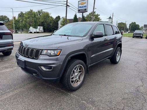 Granite Crystal Metallic Clearcoat 2017 Jeep Grand Cherokee Laredo