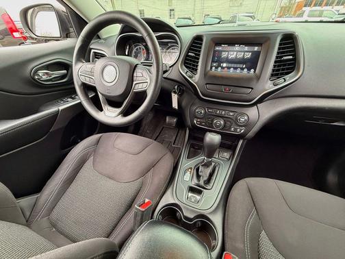 Diamond Black Crystal Pearlcoat 2019 Jeep Cherokee Latitude