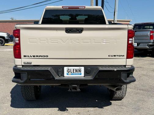 White Sands 2026 Chevrolet Silverado 2500 Custom
